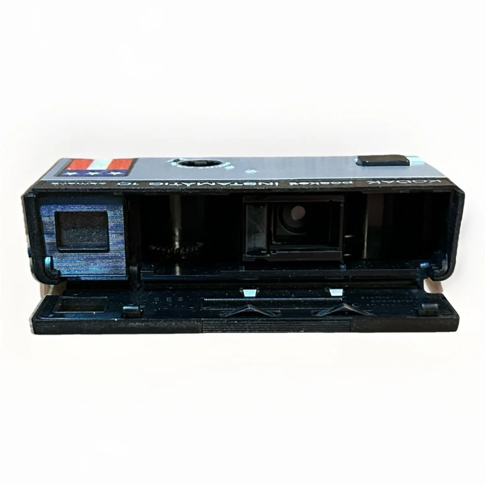 Kodak Pocket Instamatic 10 Camera w/ Film & Flash Cubes And Arm - UNTESTED